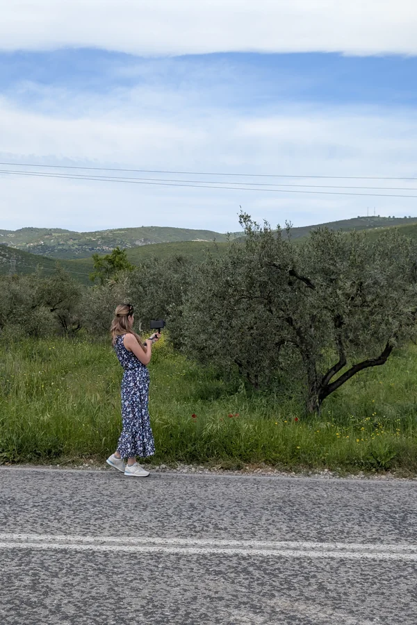 Claudia într-o grădină cu măslini pe drum spre Atena