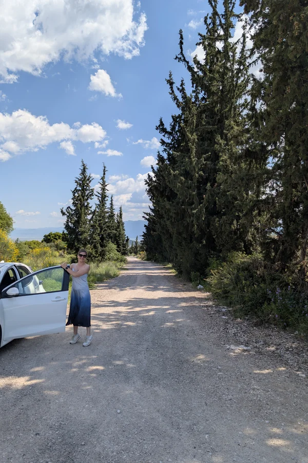 Oprire la umbră pe un drum montan neasfaltat din Grecia în drumul spre Meteora