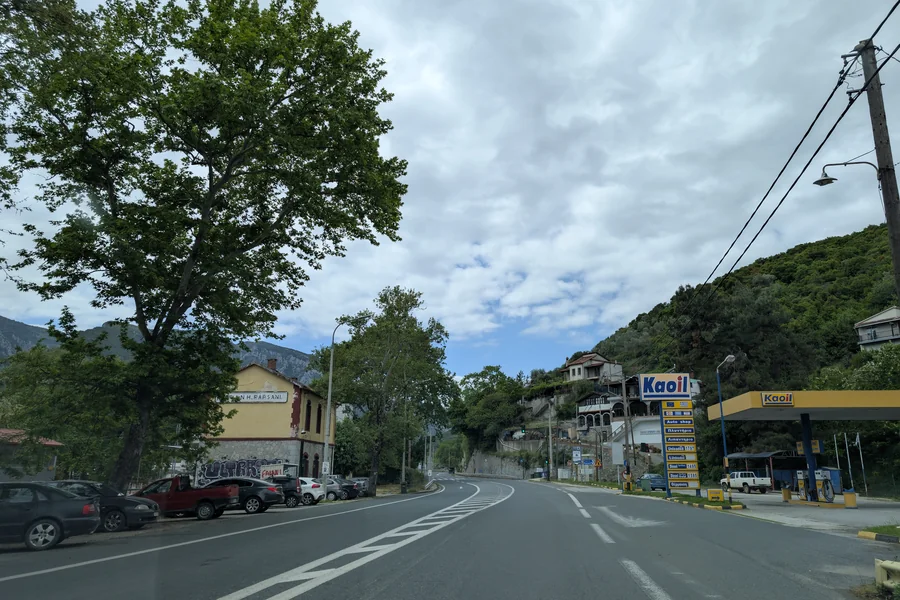 Drum montan din Grecia cu benzinăria în care am făcut plinul la mașina închiriată din Salonic