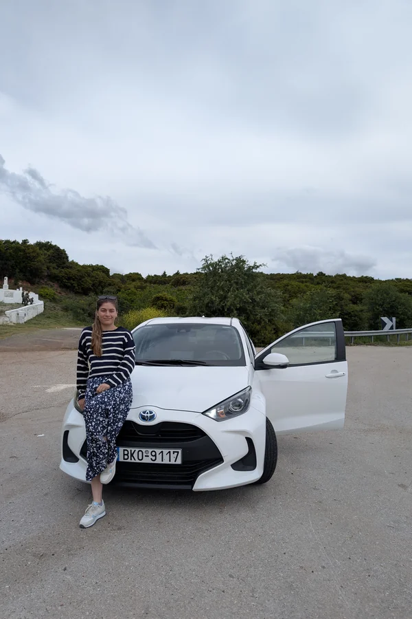 Claudia bucurându-se de mașina închiriată în Salonic