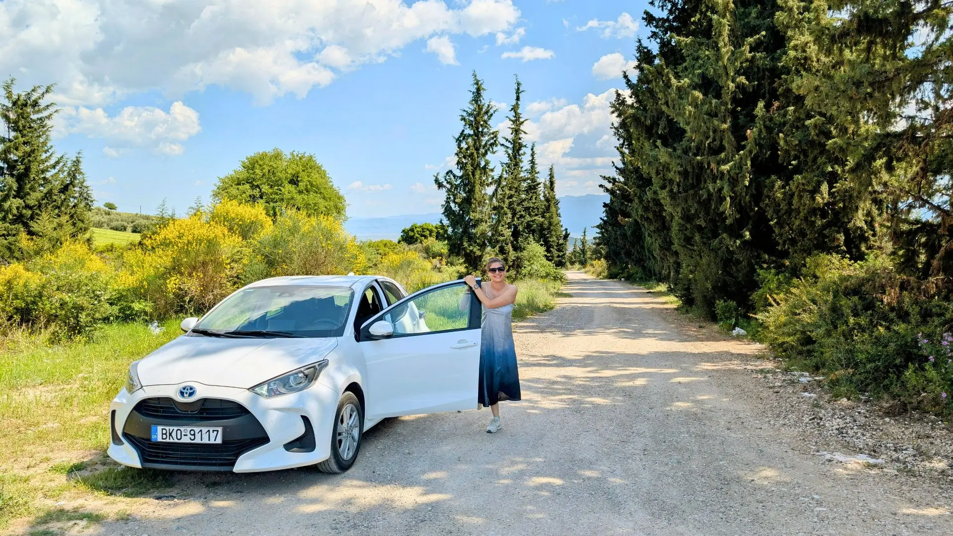 Închiriere mașină Salonic — Toyota Yaris închiriat prin DiscoverCars, drum național Grecia, aprilie 2025