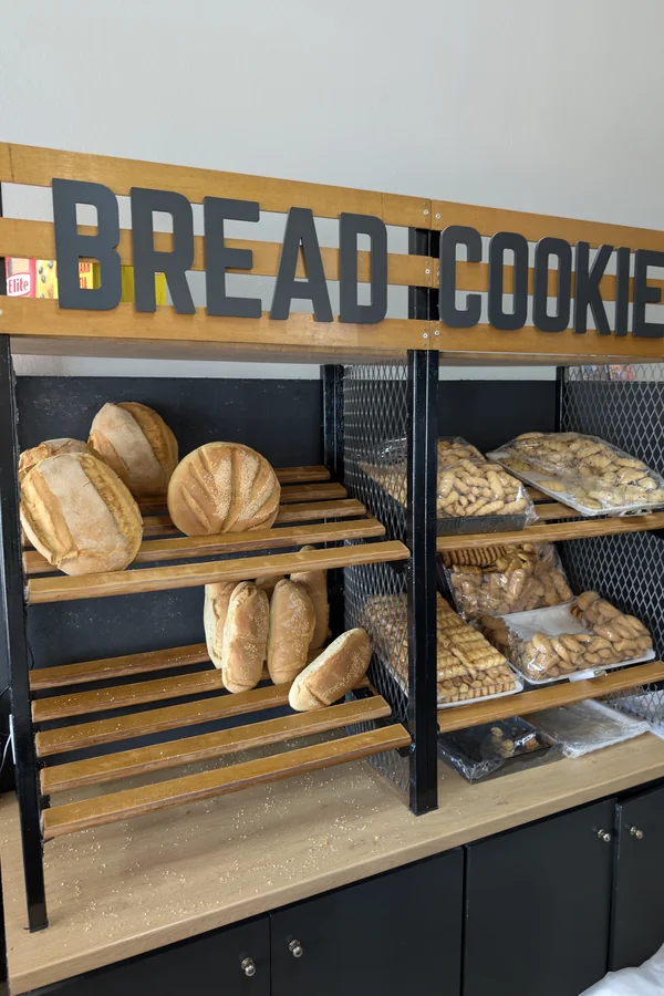 Rafturi cu pâine și prăjituri tradiționale, Salonic - Mașină de închiriat în Salonic